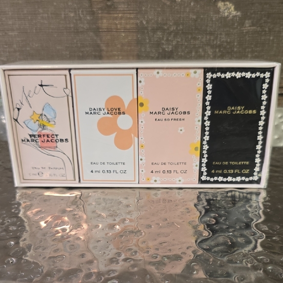 Marc Jacobs Other - Marc Jacobs Fragrance Set With 4 Scents, Travel Sizes, New And Sealed In Box